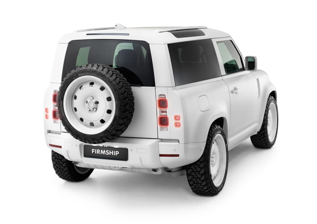 Le constructeur de yachts néerlandais Firmship a préparé un New Defender entièrement blanc !