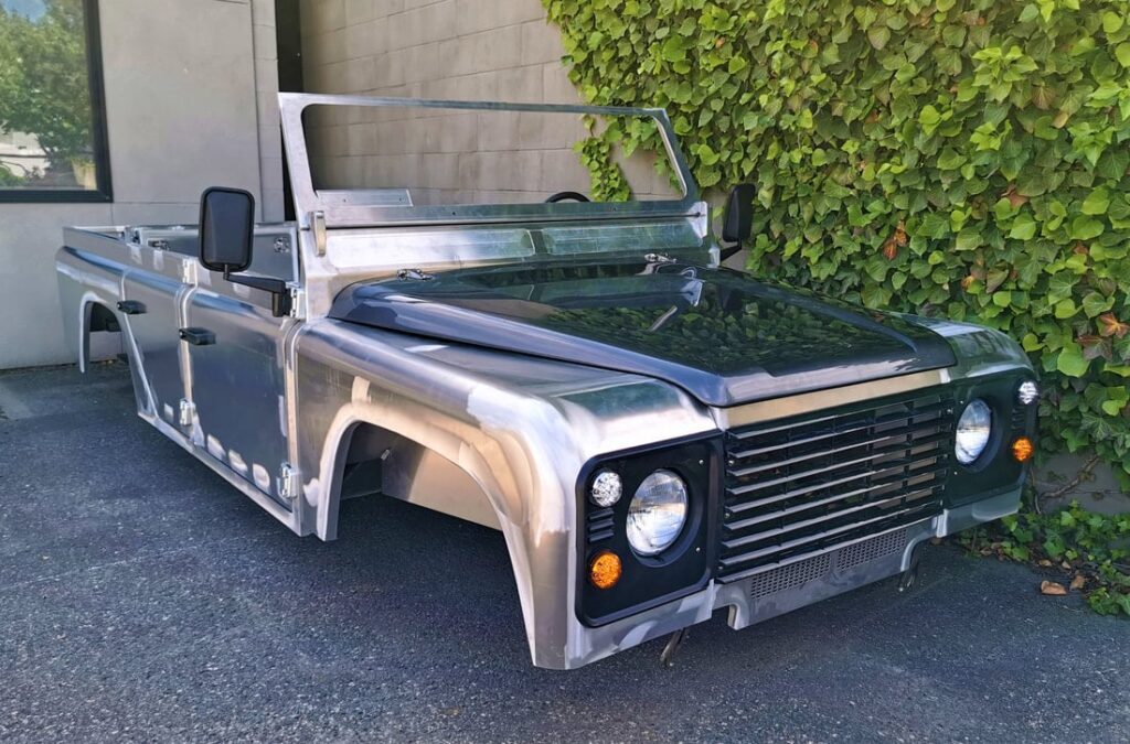 Carrosserie Aqualu pour Defender
Aqualu Industries inc présente sa carrosserie Bravo 4