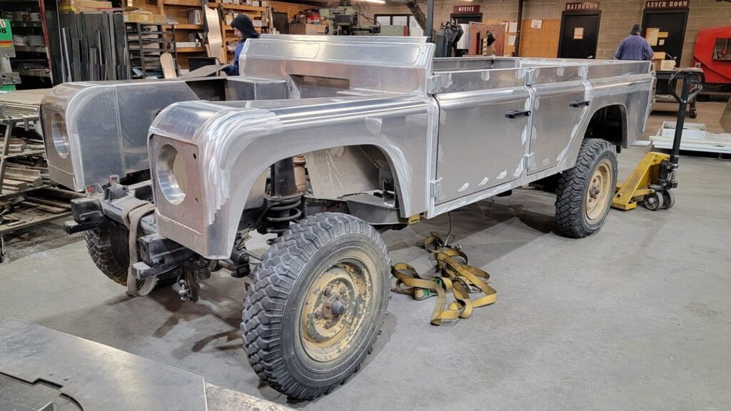 Carrosserie Aqualu pour Defender
Aqualu Industries inc présente sa carrosserie Bravo 4