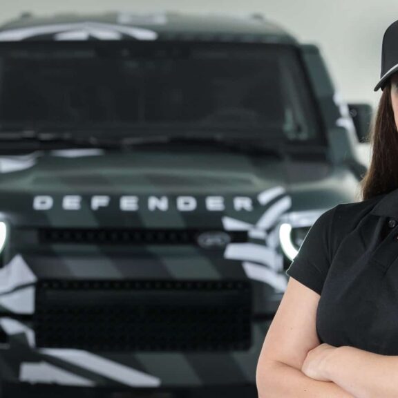Defender Dakar Sara Price Une pilote Américaine rejoint l’équipe Defender pour le Dakar 2026