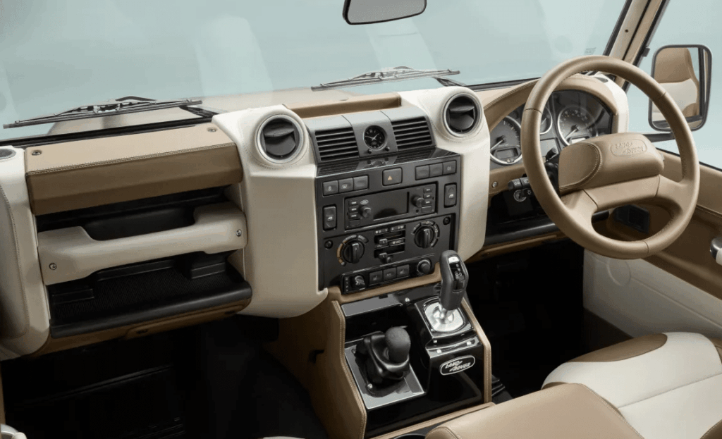 la division Heritage de restauration de véhicules anciens de JLR, a annoncé l'extension de son programme intégrant des modèles Defender « soft top »