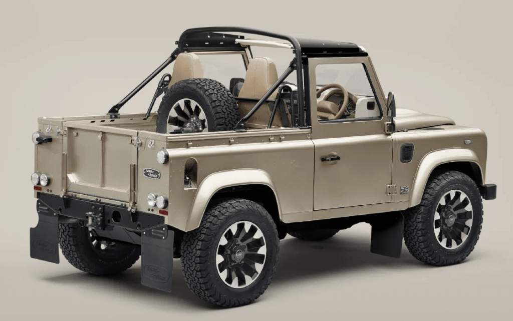 la division Heritage de restauration de véhicules anciens de JLR, a annoncé l'extension de son programme intégrant des modèles Defender « soft top »