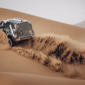 Le Defender D7X-R fera ses débuts officiels en compétition lors du Rallye Dakar 2026