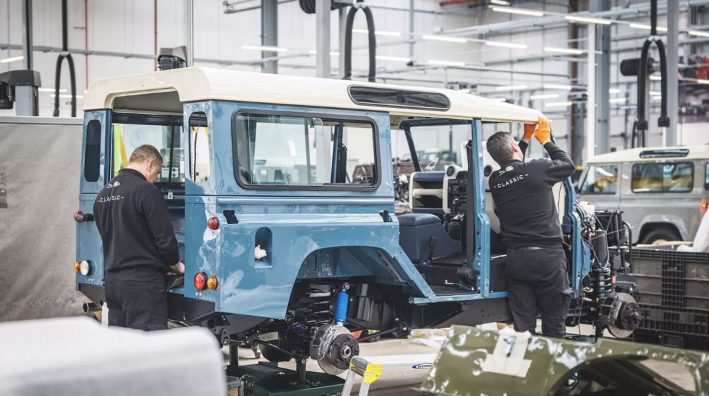 Land Rover Classic propose la possibilité de configurer un Defender Classic Works V8 façon Octa. 