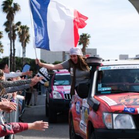 équipage féminin Rallye Aïcha des Gazelles 2026 brandissant un drapeau français en 4x4