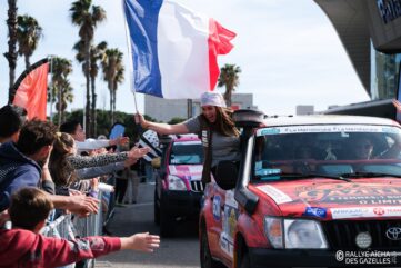 équipage féminin Rallye Aïcha des Gazelles 2026 brandissant un drapeau français en 4x4