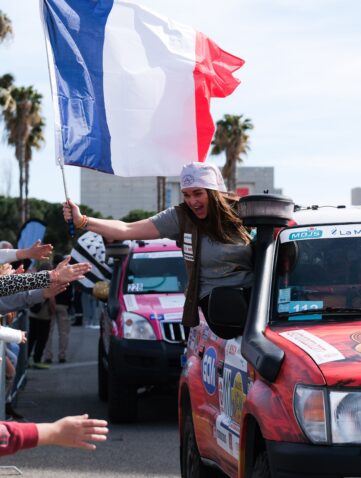 équipage féminin Rallye Aïcha des Gazelles 2026 brandissant un drapeau français en 4x4