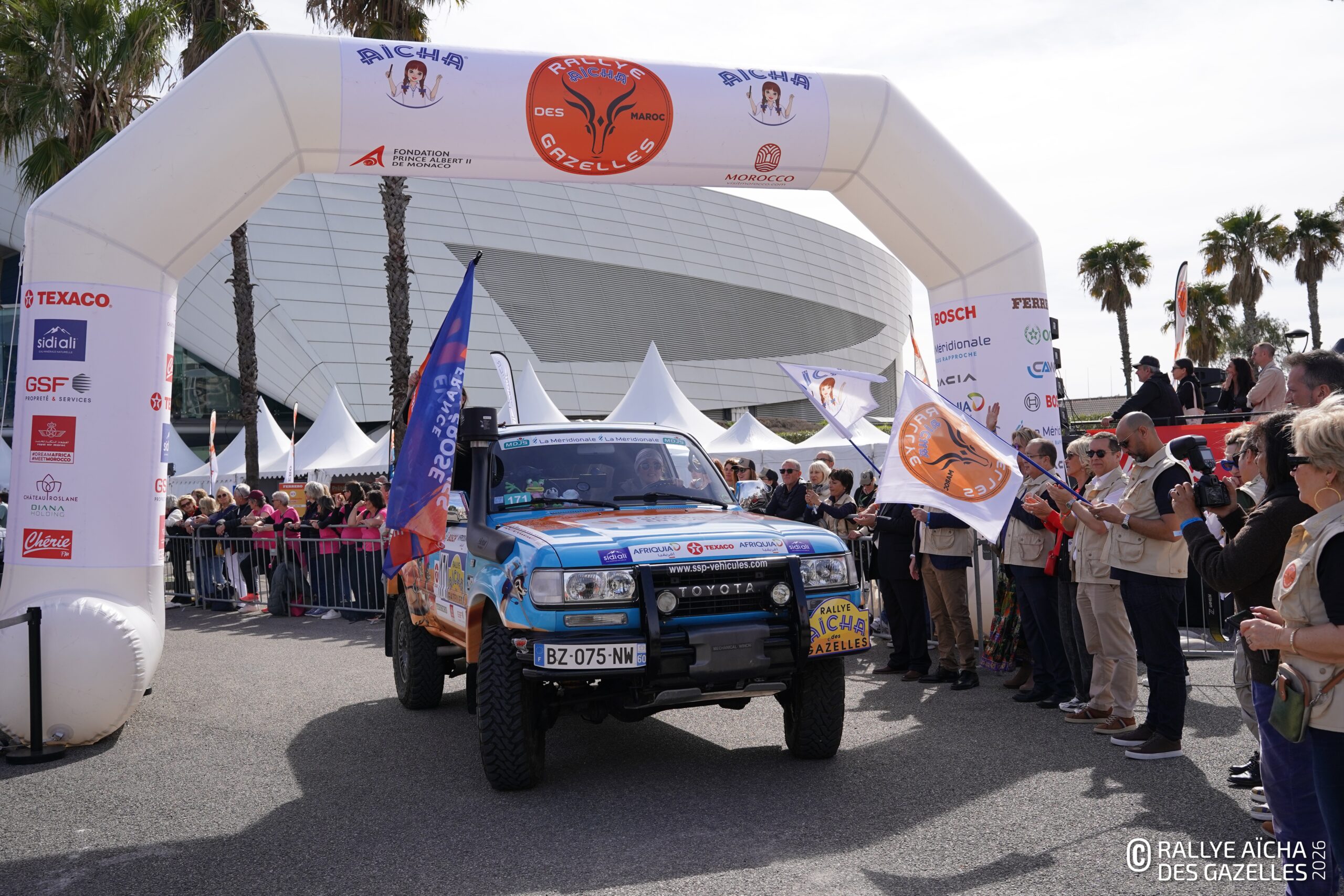 départ Rallye Aïcha des Gazelles 2026 à Nice avec 4x4 sous arche officielle
