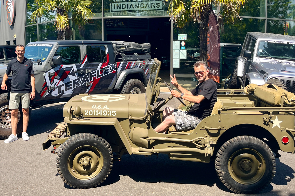 Jeep Willys militaire en exposition devant INDIANCARS lors d’un rassemblement 4x4