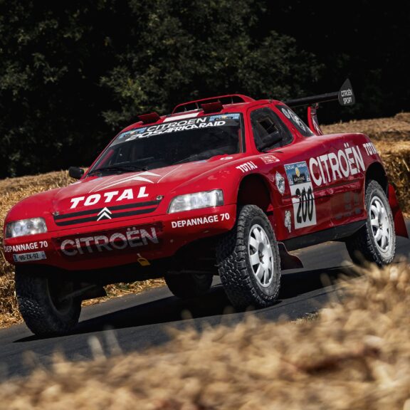 Le Dakar à Goodwood Voitures et champions du rallye présent en démo au FOS