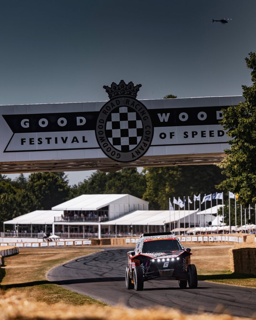 Le Dakar à Goodwood
Voitures et champions du rallye présent en démo au FOS