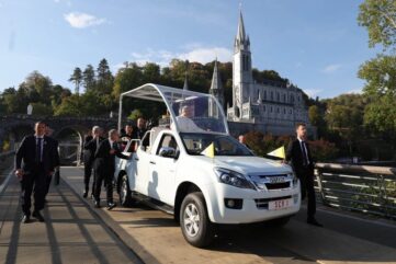 La Papamobile Isuzu D-Max Quand la Papamobile fait le buzzz !