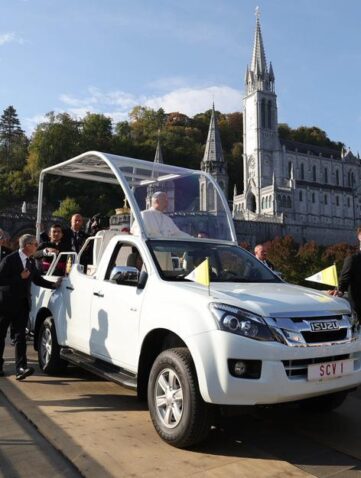 La Papamobile Isuzu D-Max Quand la Papamobile fait le buzzz !