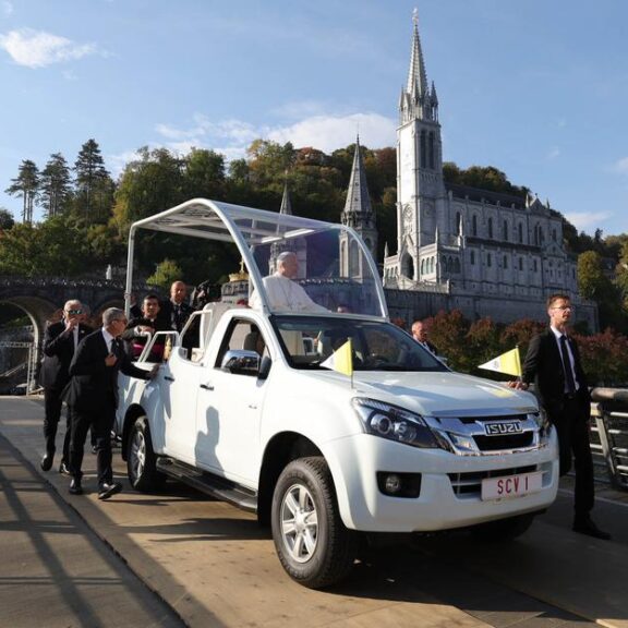 La Papamobile Isuzu D-Max Quand la Papamobile fait le buzzz !
