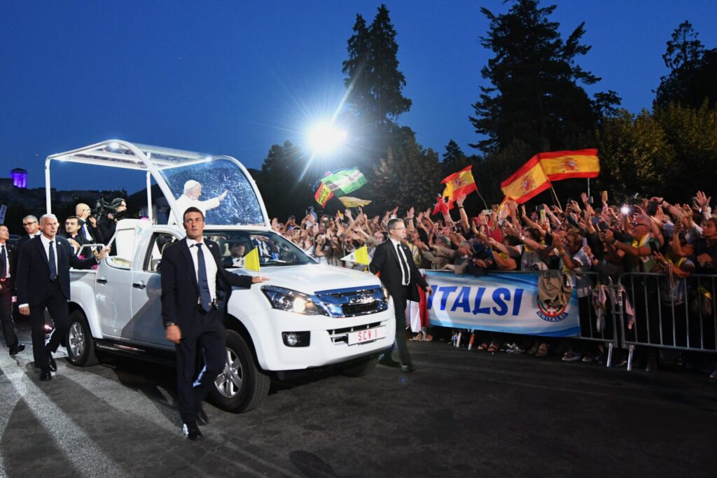 La Papamobile Isuzu D-Max
Quand la Papamobile fait le buzzz !