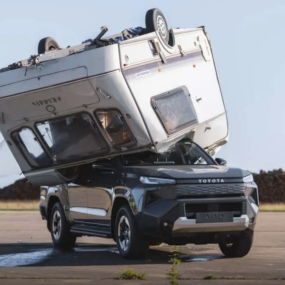 Le Hilux encore martyrisé Mais toujours aussi indestructible !