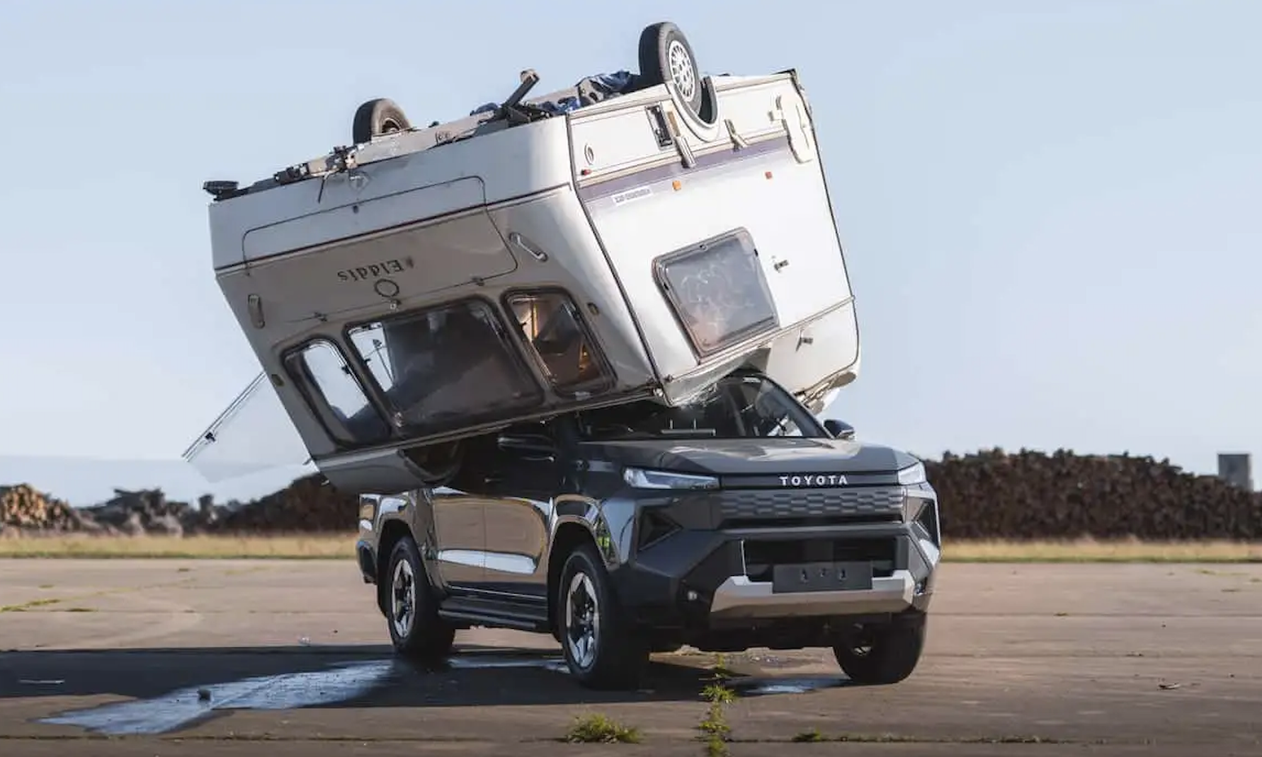 Le Hilux encore martyrisé Mais toujours aussi indestructible !