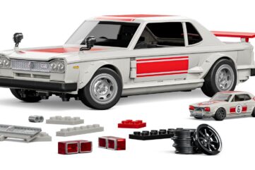 Nissan Skyline 2000GT-R de 1971 en briques Mattel Brick Shop, avec ses pièces de personnalisation et la miniature Hot Wheels au 1/64