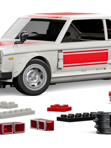 Nissan Skyline 2000GT-R de 1971 en briques Mattel Brick Shop, avec ses pièces de personnalisation et la miniature Hot Wheels au 1/64