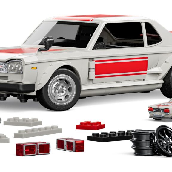 Nissan Skyline 2000GT-R de 1971 en briques Mattel Brick Shop, avec ses pièces de personnalisation et la miniature Hot Wheels au 1/64